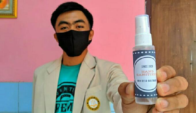 Mahasiswa Uniga Ajari Warga Garut Buat Hand Sanitizer
