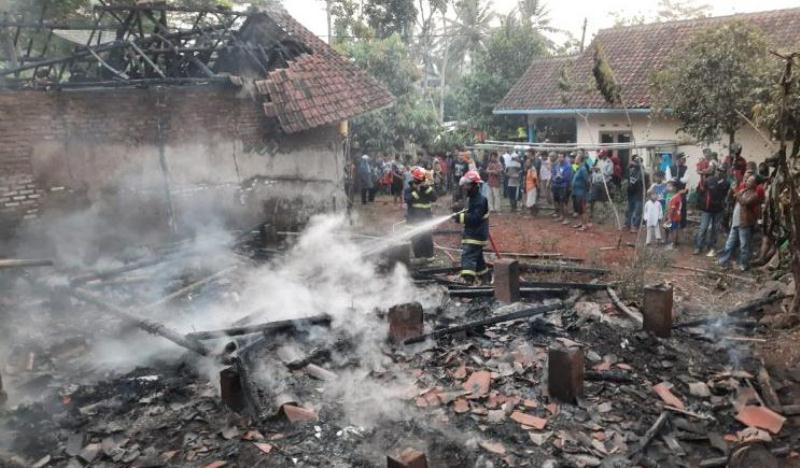 Disdamkar Kabupaten Garut Himbau Masyarakat Waspada Kebakaran Saat Kemarau