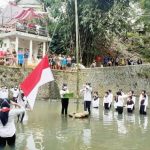 Luar Biasa, Warga Kibarkan Bendera di Tengah Sungai Cileueur