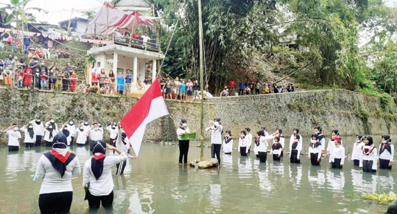 Luar Biasa, Warga Kibarkan Bendera di Tengah Sungai Cileueur