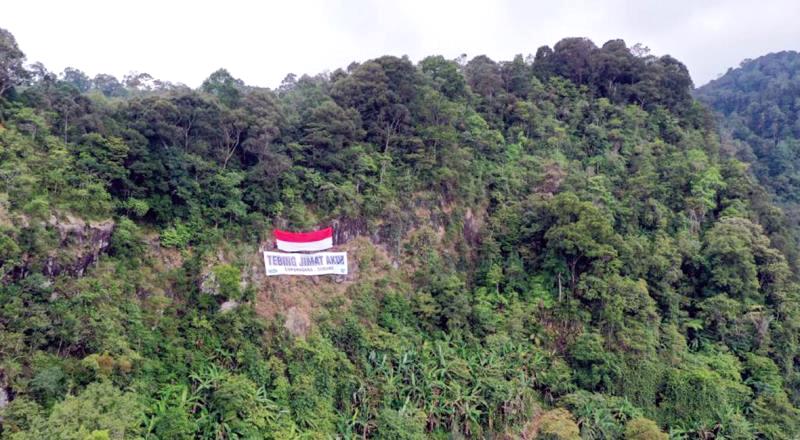 Pegiat lingkungan Warna Alam Kibarkan Merah Putih di Bukit Jimat Akur