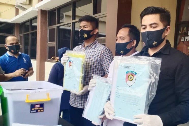 Polres Karawang Tangkap Tiga Tersangka Kasus Dugaan Korupsi PDAM Polres Karawang Tangkap Tiga Tersangka Kasus Dugaan Korupsi PDAM