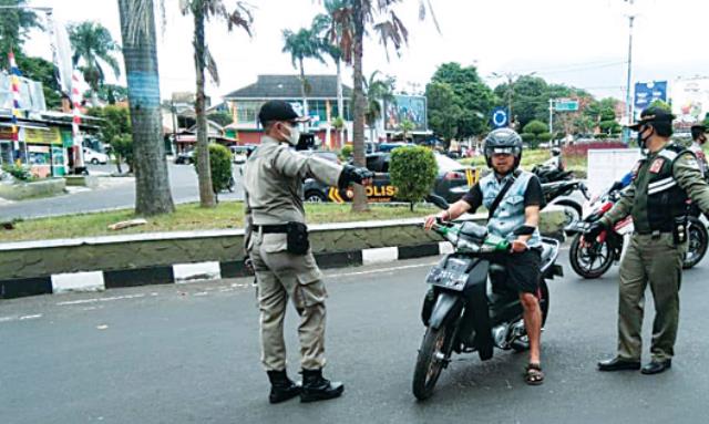 Petugas Gabungan Razia Masker, Ada Sanksi Pembayaran Uang Kalau Berulang