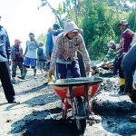 Bangun Akses Jalan Desa Tingkatkan Aktivitas Ekonomi Warga