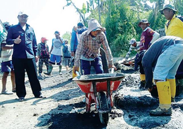 Bangun Akses Jalan Desa Tingkatkan Aktivitas Ekonomi Warga