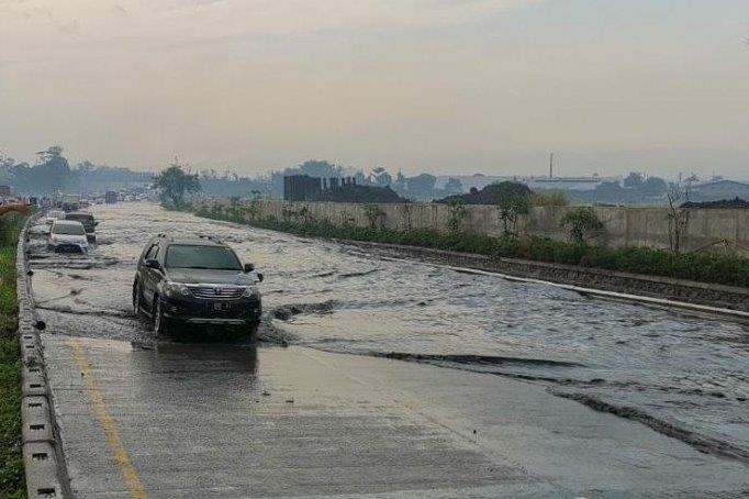 Tol Padaleunyi KM 130 Banjir, Jasa Marga Lakukan Pengalihan Arus Kendaraan