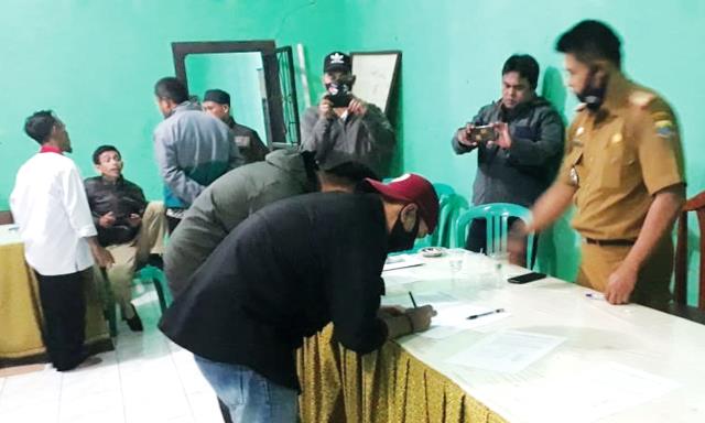 Warga Desa Bungbangsari Geruduk Kantor Desa