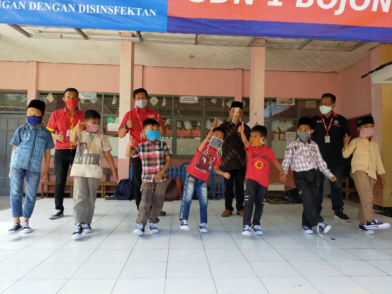 Alfamart Bagikan Bantuan 300 Sepatu Gratis ke Enam SD di Bandung Barat Alfamart Bagikan Bantuan 300 Sepatu Gratis ke Enam SD di Bandung Barat