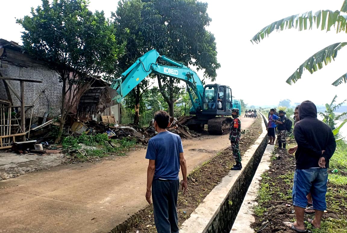 Diduga Jadi Tempat Esek-esek, Satgas Citarum Harum Sektor 7 Bongkar Bangli Diduga Jadi Tempat Esek-esek, Satgas Citarum Harum Sektor 7 Bongkar Bangli