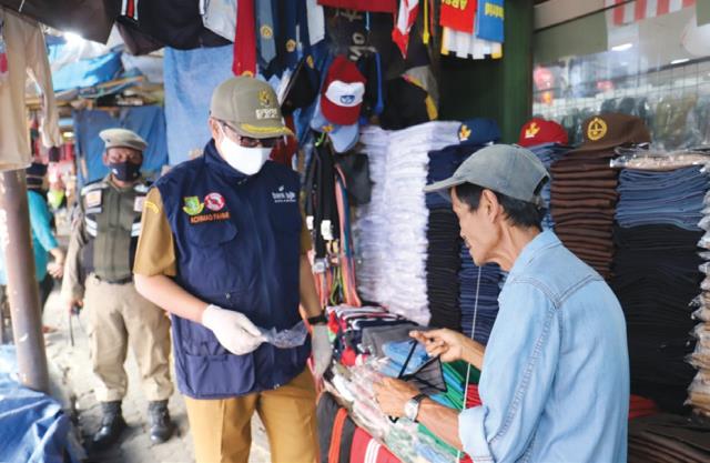 Warga Cuek Pakai Masker Warga Cuek Pakai Masker