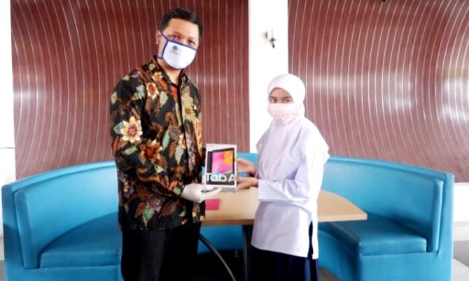 Keluhkan PJJ, Anggota DPR Bantu Siswa Miskin Keluhkan PJJ, Anggota DPR Bantu Siswa Miskin