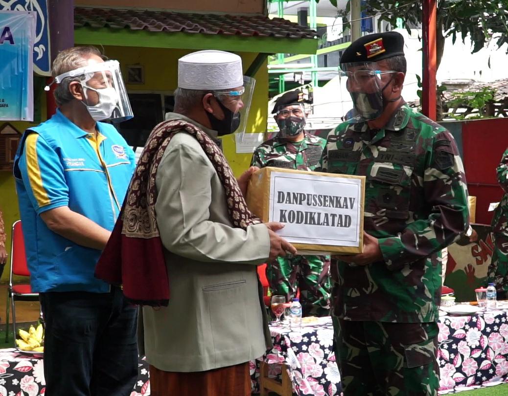 Komunitas Masyarakat Tionghoa Bantu Pesantren Terdampak Covid-19 di KBB
