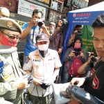 Satpol PP Kota BAndung menggelar razia masker di kawasan perbelanjaan Pasar Baru Kota Bandung. (Foto: Ayu/Jabarekspres.com)