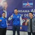 Ketua Umum DPP Partai Demokrat AHY Berikan SK Dukungan Kepada Pasangan DS dan Sahrul