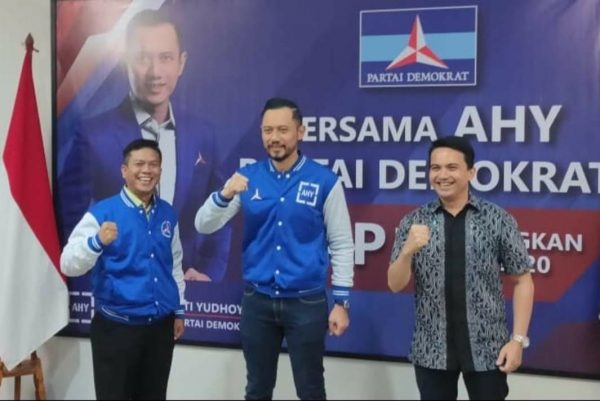 Ketua Umum DPP Partai Demokrat AHY Berikan SK Dukungan Kepada Pasangan DS dan Sahrul