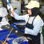 TERKENA DAMPAK: Sektor industri menjadi salah satu bagian yang terguncang akibat wabah korona. Selain kritis keuangan, para pekerja menjadi korban PHK. (FOTO ILUSTRASI)