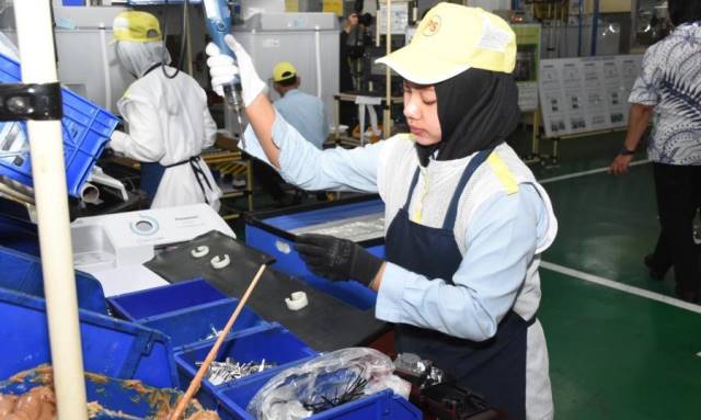 TERKENA DAMPAK: Sektor industri menjadi salah satu bagian yang terguncang akibat wabah korona. Selain kritis keuangan, para pekerja menjadi korban PHK. (FOTO ILUSTRASI)