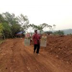 Kades Sarimukti Bawa Buldozer Ratakan Lahan Sekolah SMKN 1 Cipatat