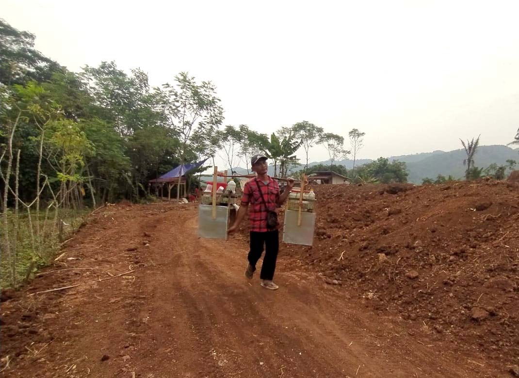 Kades Sarimukti Bawa Buldozer Ratakan Lahan Sekolah SMKN 1 Cipatat