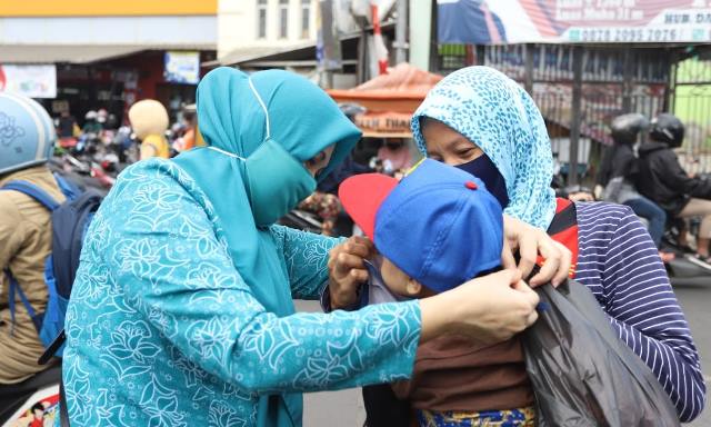 TP PKK Cimahi Dukung Gebrak, Bagikan 21 Ribu Masker TP PKK Cimahi Dukung Gebrak, Bagikan 21 Ribu Masker