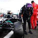 Hamilton Menang Meski Kondisi Ban Nyaris Lepas