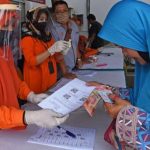 Petugas PT Pos saat menyalurkan bansos kepada warga yang berhak menerima di tengah wabah virus korona beberapa waktu lalu.