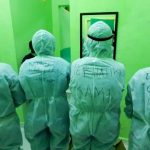 Sejumlah tenaga kesehatan di RSUD dr Soekardjo, Kota Tasikmalaya saat menagih janji pemerintah soal insentif Covid-19 yang tak kunjung cair melalui sebuah tulisan tepat di bagian belakang hazmat.