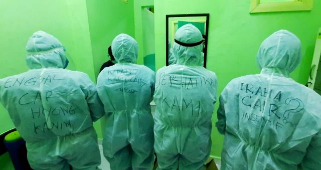 Sejumlah tenaga kesehatan di RSUD dr Soekardjo, Kota Tasikmalaya saat menagih janji pemerintah soal insentif Covid-19 yang tak kunjung cair melalui sebuah tulisan tepat di bagian belakang hazmat.