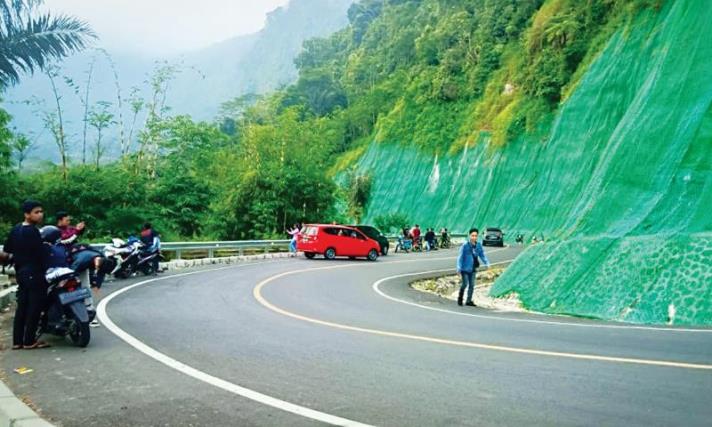Jalan di Wilayah Cianjur Selatan Gelap, PJU Sangat Minim Jalan di Wilayah Cianjur Selatan Gelap, Penerangan Jalan Umum (PJU) sangat Minim sehingga sangat rawan terjadi kecelakaan