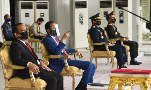 Presiden Jokowi Pimpin Upacara Penurunan Bendera Merah Putih Presiden Jokowi Pimpin Upacara Penurunan Bendera Merah Putih