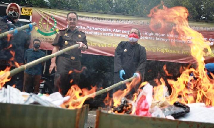 Kejari Bandung Musnahkan Jutaan Gram Ganja dan Sabu