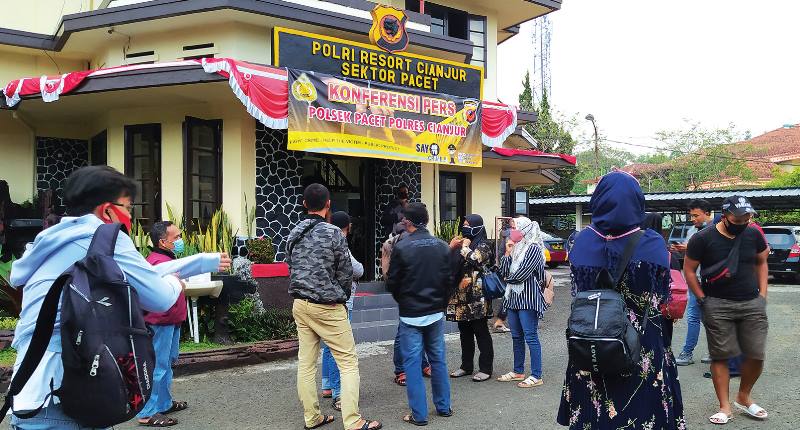 Tertipu Harga Rumah Murah, Belasan Korban Datangi Polsek Pacet Minta Usut Tuntas Tertipu Harga Rumah Murah, Belasan Korban Datangi Polsek Pacet Minta Usut Tuntas