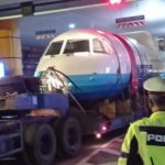 Truk Pengangkut Pesawat N250 Gatotkaca Tersendat Beberapa Jam di Pintu Tol Banyumanik, Semarang