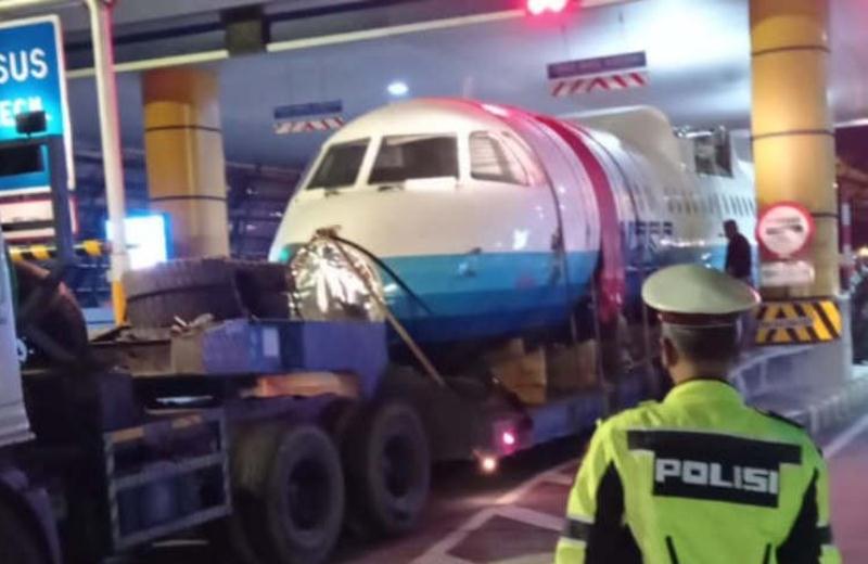 Truk Pengangkut Pesawat N250 Gatotkaca Tersendat Beberapa Jam di Pintu Tol Banyumanik, Semarang Truk Pengangkut Pesawat N250 Gatotkaca Tersendat Beberapa Jam di Pintu Tol Banyumanik, Semarang