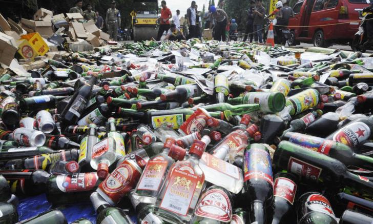 Satpol PP dan Polsek Soreang Amankan Ribuan Botol Miras 