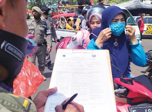 Tak Pakai Masker, Perangkat Desa Dihukum Push Up
