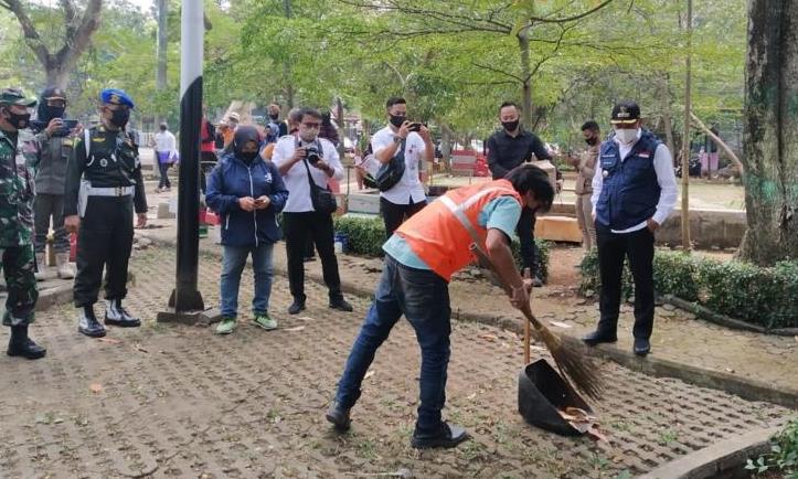 Warga Cimahi tak Bermasker Disanksi Bersihkan Alun-Alun