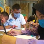 Seorang siswi terlihat fokus belajar dengan sistem daring atau PJJ selama pandemi untuk mencegah penularan Covid-19. (ILUSTRASI)