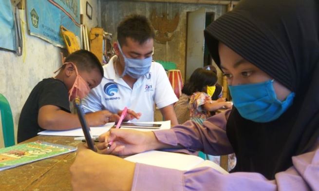 Seorang siswi terlihat fokus belajar dengan sistem daring atau PJJ selama pandemi untuk mencegah penularan Covid-19. (ILUSTRASI)