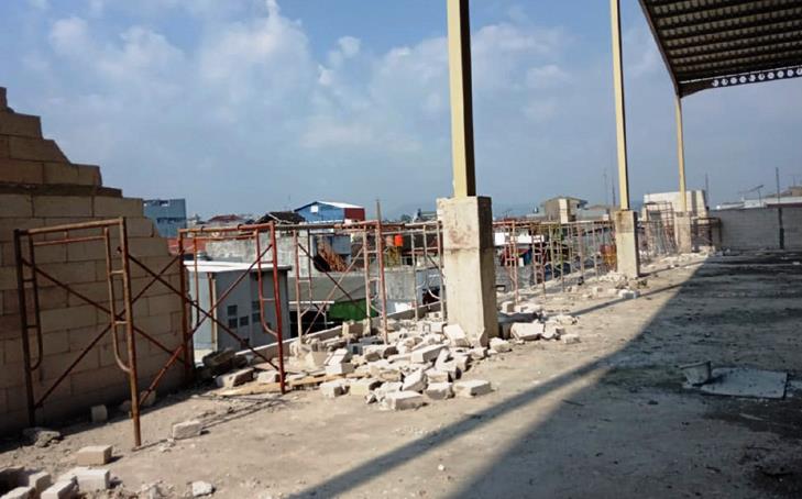 Tembok Bangu­nan Pasar Pelita Kota Sukabumi Roboh, Akibat Angin?