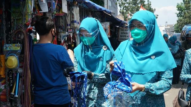 TP PKK Kota Bandung Bagikan 15 Ribu Masker TP PKK Kota Bandung Bagikan 15 Ribu Masker