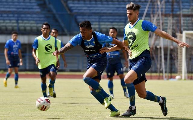 Robert Tolak Laga Tandang Pakai Bus