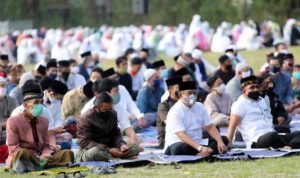 Wakil Wali Kota Bandung, Yana Mulyana ikut melaksanakan Salat Idul Adha di lapangan KPAD Kecamatan Sukasari, Jumat 31 Juli 2020