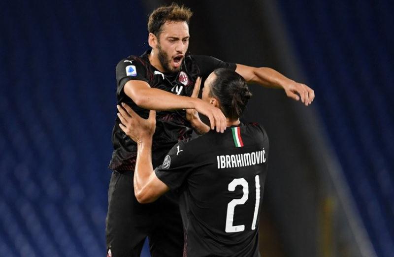 Hakan Calhanoglu Kenakan Nomor Punggung 10 di AC Milan, Akankah Menjadi Legenda Milan Selanjutnya? Hakan Calhanoglu Kenakan Nomor Punggung 10 di AC Milan, Akankah Menjadi Legenda Milan Selanjutnya?