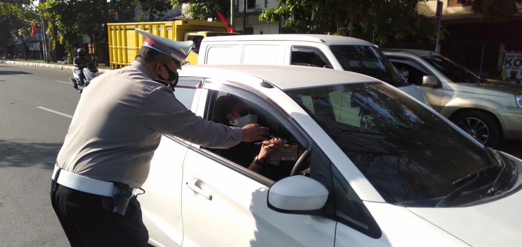 Puluhan Warga KBB Terjaring Razia Masker, Dihukum Bersih-bersih Sampai Pushup Puluhan Warga KBB Terjaring Razia Masker, Dihukum Bersih-bersih Sampai Pushup