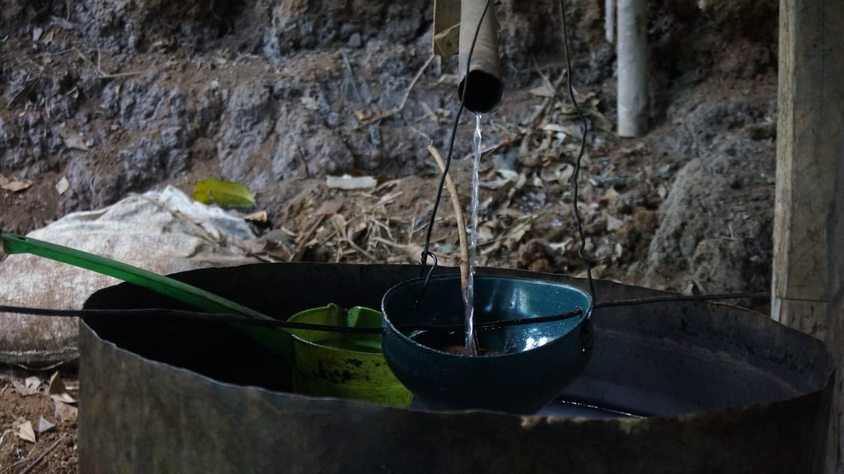 Harga Minyak Sereh Asal Gunung Halu Hanya Dihargai Rp 150 Ribu Per Kilo Harga Minyak Sereh Asal Gunung Halu Hanya Dihargai Rp 150 Ribu Per Kilo
