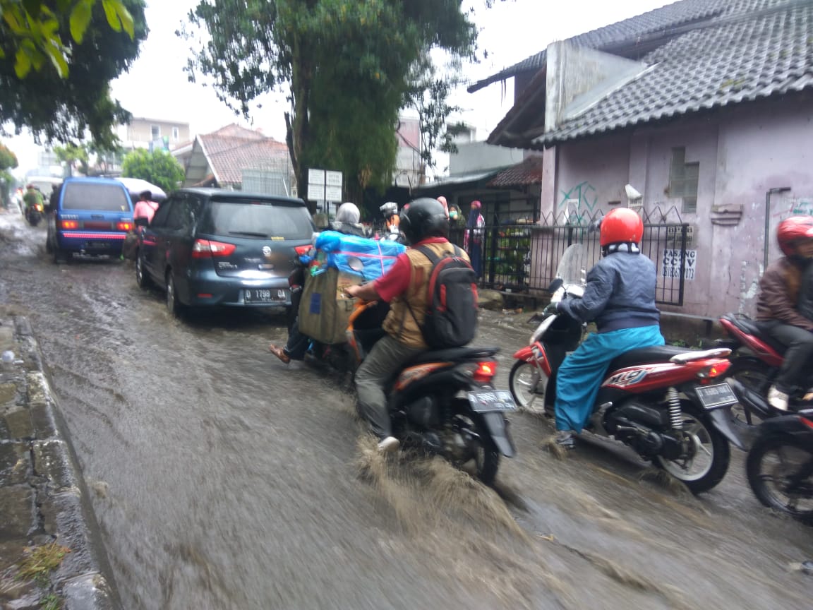 Hujan Deras, Jalan Perbatasan KBB-Cimahi Disergap Banjir
