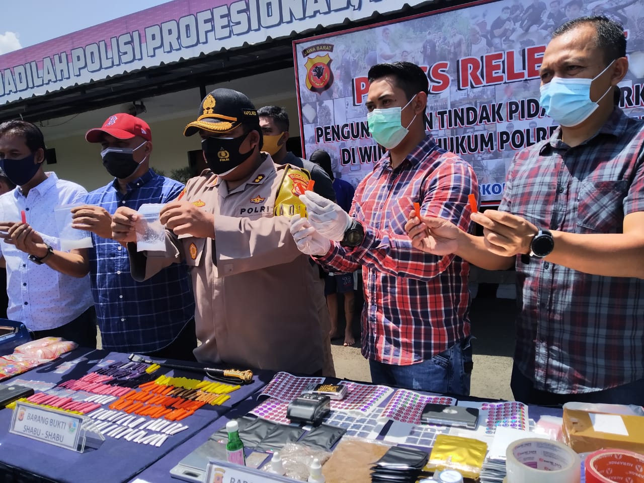 Jadi Penjual Baju Keliling Ternyata Nyambi Edarkan Narkoba Jadi Penjual Baju Keliling Ternyata Nyambi Edarkan Narkoba