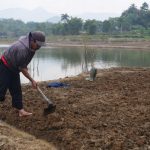 Warga Cililin Manfaatkan Aliran Sungai Citarum Jadi Lahan Pertanian
