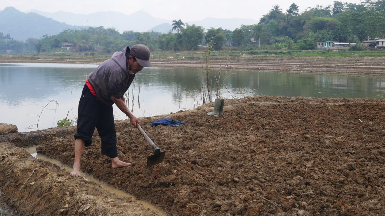 Warga Cililin Manfaatkan Aliran Sungai Citarum Jadi Lahan Pertanian